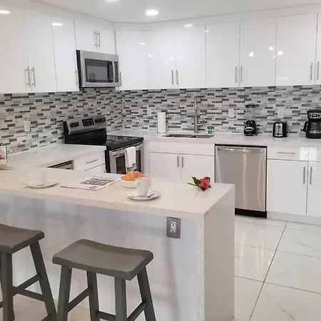 Modern 1 Bedroom Condo, Steps From Beach, Free Parking!